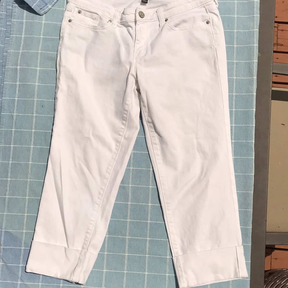 ⭐️ 3 for $25. GAP white cropped jeans